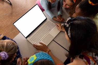 Sınıfta dizüstü bilgisayarla çalışan çeşitli öğretmen ve kızların yüksek açılı görüntüsü, kopyalama alanı. Değiştirilmemiş, çocukluk, birlikte, teknoloji, eğitim, öğrenci, e-öğrenme, ekran, çevrimiçi, okul.