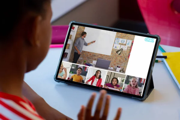 Afro Amerikalı Çocuk Tablet Ekranda Öğretmen Öğrencilerle Çevrimiçi Derse Katılırken — Stok fotoğraf