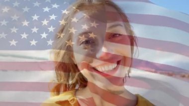 Amerikan bayrağı üzerinde mutlu, beyaz kadın animasyonu. Amerikan vatanseverliği, çeşitlilik ve bağımsızlık kavramı dijital olarak oluşturulmuş video.