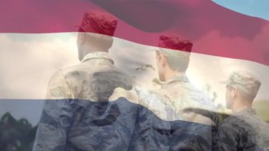 Çeşitli erkek askerler üzerinde Hollanda bayrağının canlandırılması. Vatanseverlik, silahlı kuvvetler ve dijital olarak üretilen ulusal savunma konsepti.