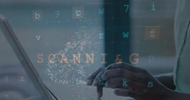 Asma kilit, bulut, mesajlar, mektuplar, semboller, dizüstü bilgisayar kullanan beyaz adamın kırpılmış elleri. Dijital bileşik, çoklu pozlama, koruma, bulut hesaplama ve teknoloji kavramı.