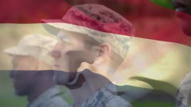 Çeşitli erkek askerler üzerinde Hollanda bayrağının canlandırılması. Vatanseverlik, silahlı kuvvetler ve dijital olarak üretilen ulusal savunma konsepti.