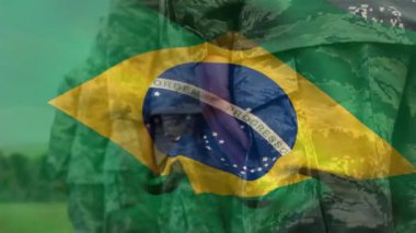 Çeşitli erkek askerler üzerinde Brezilya bayrağının animasyonu. Vatanseverlik, silahlı kuvvetler ve dijital olarak üretilen ulusal savunma konsepti.