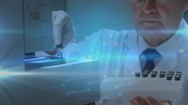 Laboratuvardaki beyaz erkek bilim adamı üzerinden bağlantı ağının animasyonu. Küresel bilim, bağlantılar, hesaplama ve veri işleme kavramı dijital olarak oluşturulmuş video.