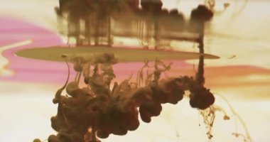 Kahverengi suluboya mürekkebin suya karışıp siyah arka plana karıştığı yavaş çekim videosu. Güzel soyut arkaplan kavramı