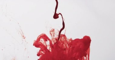 Kırmızı suluboya mürekkebin gri arka planda suya karıştığı yavaş çekim videosu. Güzel soyut arkaplan kavramı