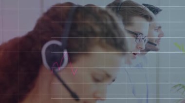 Telefon kulaklığı olan çeşitli iş adamları üzerinde finansal veri işleme animasyonu. Küresel iş, finans, hesaplama ve veri işleme kavramı dijital olarak oluşturulmuş video.