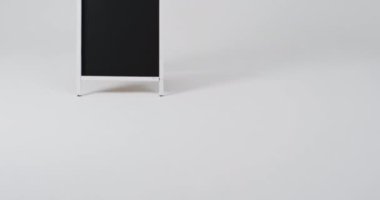 Beyaz arkaplanda kopya alanı olan karatahta işareti videosu. İmza ve yazma alanı kavramı.