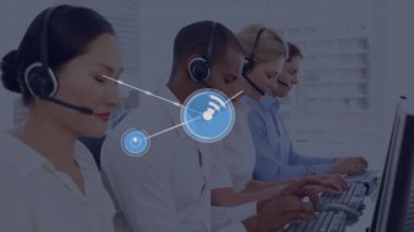 Çeşitli iş adamlarının telefon kulaklıklarıyla konuştuğu dijital simge ağının animasyonu. Küresel ağ ve iş teknolojisi kavramı dijital olarak oluşturulmuş video.