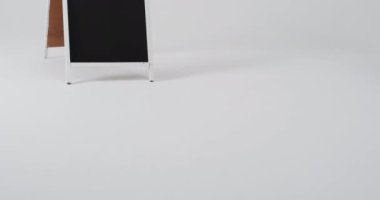 Beyaz arkaplanda kopya alanı olan karatahta işareti videosu. İmza ve yazma alanı kavramı.