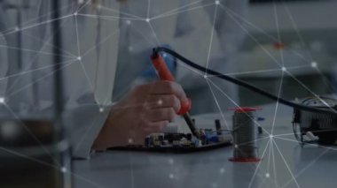 Laboratuvardaki beyaz kadın bilim adamı üzerinden bağlantı ağının animasyonu. Küresel bilim, bağlantılar, hesaplama ve veri işleme kavramı dijital olarak oluşturulmuş video.