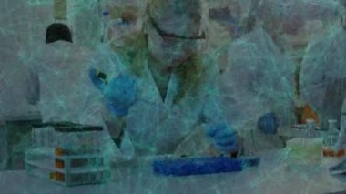 Laboratuvardaki beyaz kadın bilim adamı üzerinden bağlantı ağının animasyonu. Küresel bilim, bağlantılar, hesaplama ve veri işleme kavramı dijital olarak oluşturulmuş video.