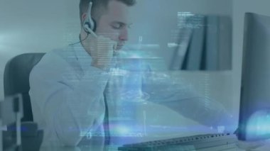 Kafkasyalı iş adamının bilgisayar ve kulaklık kullanarak finansal veri işleme animasyonu. Küresel iş, finans, hesaplama ve veri işleme kavramı dijital olarak oluşturulmuş video.