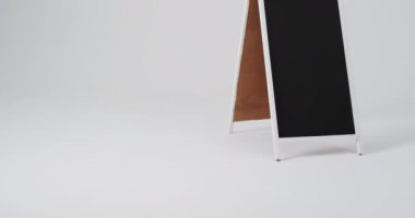 Beyaz arkaplanda kopya alanı olan karatahta işareti videosu. İmza ve yazma alanı kavramı.