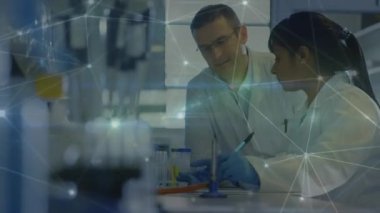 Laboratuvardaki çeşitli bilim adamları arasındaki bağlantı ağının animasyonu. Küresel bilim, bağlantılar, hesaplama ve veri işleme kavramı dijital olarak oluşturulmuş video.
