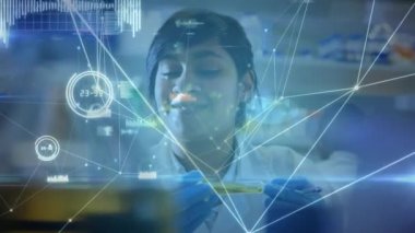 Laboratuvardaki Asyalı kadın bilim adamı üzerindeki bağlantı ağının animasyonu. Küresel bilim, bağlantılar, hesaplama ve veri işleme kavramı dijital olarak oluşturulmuş video.