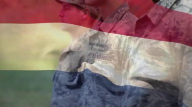 Çeşitli erkek askerler üzerinde Hollanda bayrağının canlandırılması. Vatanseverlik, silahlı kuvvetler ve dijital olarak üretilen ulusal savunma konsepti.