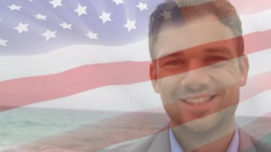 Amerika bayrağı üzerinde mutlu beyaz adamın deniz kenarındaki animasyonu. Amerikan vatanseverliği, çeşitlilik ve bağımsızlık kavramı dijital olarak oluşturulmuş video.