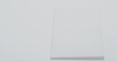 Beyaz arkaplanda kopya alanı olan beyaz tuval işaretinin dikey videosu. İmza ve yazma alanı kavramı.