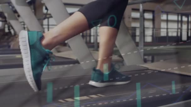 在健身房跑步机上跑步的高加索妇女的数据处理动画 全球体育 计算机和数据处理概念 — 图库视频影像