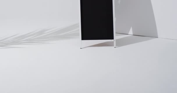 白色台面上有黑板标志的视频 白底有复制空间 标志和书写空间概念 — 图库视频影像