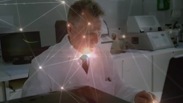 在实验室里通过高加索男性科学家激活联系网络 全球科学 计算和数据处理概念 — 图库视频影像