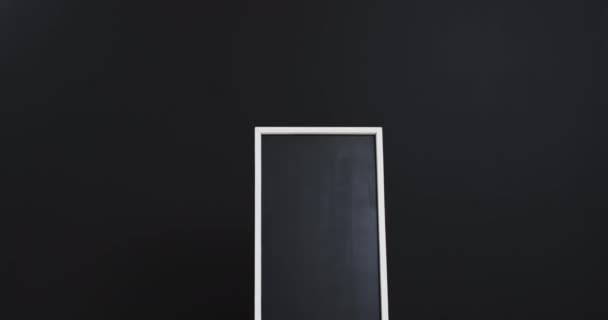 Video Von Tafel Schild Auf Weißem Stativ Mit Kopierraum Auf — Stockvideo
