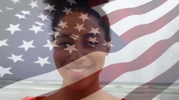 Animación Mujer Biracial Por Mar Sobre Bandera Usa Patriotismo Americano — Vídeo de stock