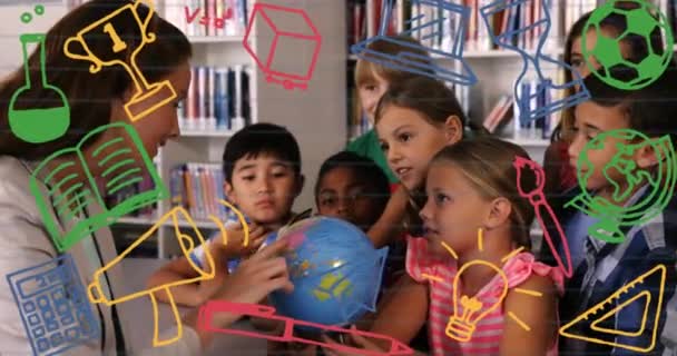 学校のアイコンを多様な子供たちにアニメーション データ処理コンセプトデジタル生成ビデオ — ストック動画