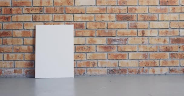 Video Eines Weißen Leinwandschildes Mit Kopierfläche Auf Dem Boden Vor — Stockvideo