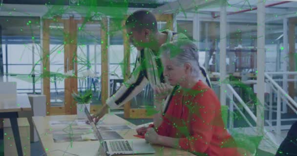 Ofisteki Çeşitli Adamları Üzerindeki Bağlantı Ağlarının Animasyonu Küresel Finans Hesaplama — Stok video