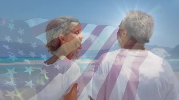 Animatie Van Gelukkig Kaukasisch Echtpaar Zee Boven Vlag Van Amerikaans — Stockvideo