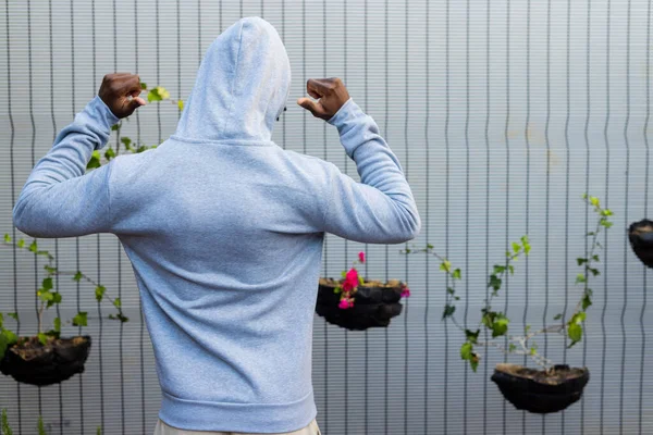 Beyaz Çitlere Karşı Gri Kapüşonlu Sweatshirt Giyen Afro Amerikan Bir — Stok fotoğraf
