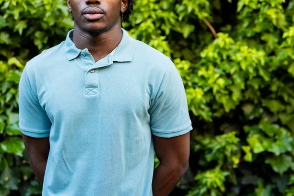 Afrikansk Man Blekblå Pikétröja Trädgården Kopieringsutrymme Mode Fritidskläder Och Fritidskläder — Stockfoto