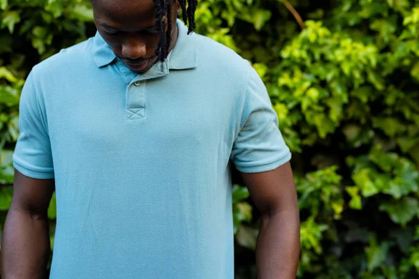 Midsection Homem Americano Africano Que Veste Camisa Azul Pálida Pólo — Fotografia de Stock