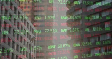 Modern binalara karşı birden fazla grafikle renkli ticaret panosunun animasyonu. Dijital bileşik, çoklu pozlama, rapor, iş, mimari ve borsa konsepti.