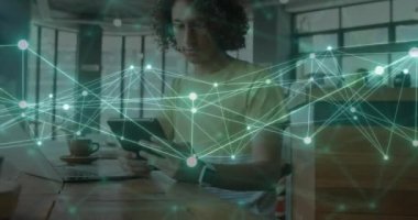 Tablet kullanan melez bir adam üzerinden bağlantı ağının animasyonu. Küresel ağlar, dijital arayüz, hesaplama ve veri işleme kavramı dijital olarak oluşturuldu.
