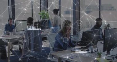Ofisteki çeşitli iş adamları üzerindeki bağlantı ağının animasyonu. Küresel ağlar, işletmeler, finansmanlar, hesaplama ve veri işleme kavramı dijital olarak oluşturuldu.