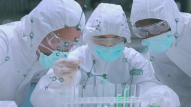 Çeşitli bilim adamları üzerinde laboratuvar tüpleriyle moleküllerin animasyonu. Küresel bilim, tıp, araştırma, hesaplama ve veri işleme kavramı dijital olarak oluşturulmuş video.