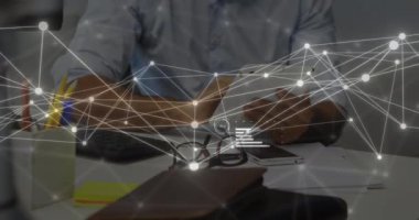 Tablet kullanan Kafkas işadamı üzerinden veri ve bağlantı ağının animasyonu. Küresel iş, ağlar, dijital arayüz, hesaplama ve veri işleme kavramı dijital olarak oluşturulmuş video.