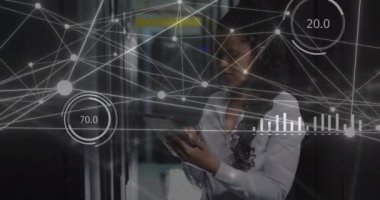 Akıllı telefon kullanan Afrikalı Amerikalı bir kadın üzerinden bağlantı ağının animasyonu. Küresel ağlar, işletmeler, finansmanlar, hesaplama ve veri işleme kavramı dijital olarak oluşturuldu.