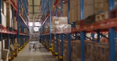 Depodaki ekranlarda veri işleme animasyonu. Küresel gönderme, ağlar, hesaplama ve veri işleme kavramı dijital olarak oluşturulmuş video.