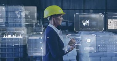 Depoda çalışan beyaz bir kadının ekranlarındaki veri işleme animasyonu. Küresel gönderme, ağlar, dijital arayüz, hesaplama ve veri işleme kavramı dijital olarak oluşturulmuş video.