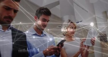 Tablet kullanan çeşitli iş adamları üzerindeki veri ve bağlantı ağının animasyonu. Küresel iş, ağlar, dijital arayüz, hesaplama ve veri işleme kavramı dijital olarak oluşturulmuş video.