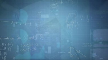 Matematiksel denklemin animasyonu ve grafikler üzerinde diyagramlar ve mavi zemin üzerinde ticaret tahtası. Dijital olarak oluşturulmuş, hologram, illüstrasyon, eğitim, rapor, iş dünyası, borsa konsepti.