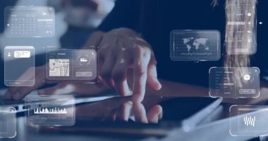 Bilgisayarlı Kafkas iş adamının verilerinin animasyonu. Küresel ağlar, işletmeler, finansmanlar, hesaplama ve veri işleme kavramı dijital olarak oluşturuldu.