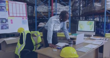 Ekranda, depoda çalışan melez adamın veri işleme animasyonu. Küresel gönderme, ağlar, dijital arayüz, hesaplama ve veri işleme kavramı dijital olarak oluşturulmuş video.