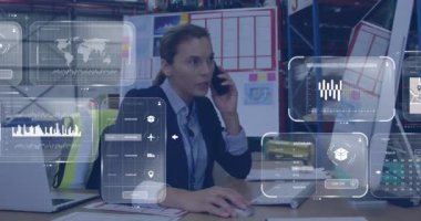 Depoda çalışan beyaz bir kadının ekranlarındaki veri işleme animasyonu. Küresel gönderme, ağlar, dijital arayüz, hesaplama ve veri işleme kavramı dijital olarak oluşturulmuş video.