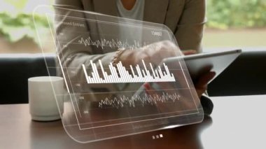 Kafkas iş kadınının tabletle ekranda canlandırılması. Küresel ağlar, işletmeler, finansmanlar, hesaplama ve veri işleme kavramı dijital olarak oluşturuldu.