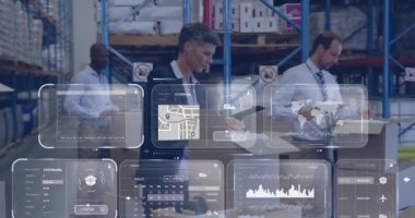 Depoda çalışan farklı insanların ekranlarındaki veri işleme animasyonları. Küresel gönderme, ağlar, dijital arayüz, hesaplama ve veri işleme kavramı dijital olarak oluşturulmuş video.